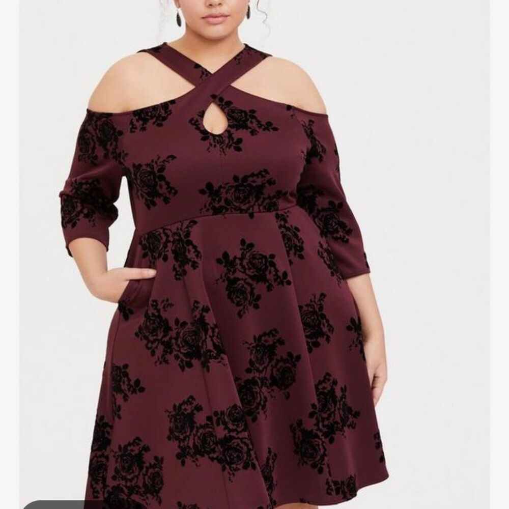 NWT Torrid Burgundy Black Flocked Floral Rose Halter Cold Shoulder Dress Plus 4